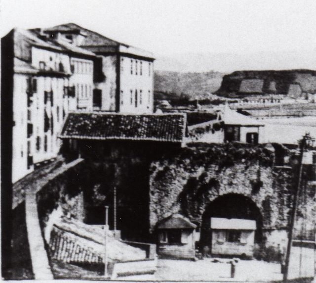 Fotografía de la Puerta de Mar, anterior al año  1860.