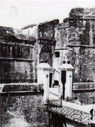 La conocida como Puerta de Tierra, y a la derecha un lateral del Cubo Imperial. Todo derribado el año 1863.