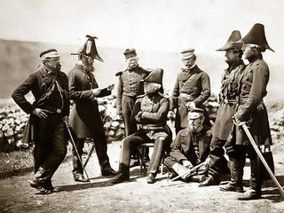 Nueva fotografía de Fenton sobre la Guerra de Crimea (1855),
en la que aparece rodeado por los oficiales de su Estado Mayor.
