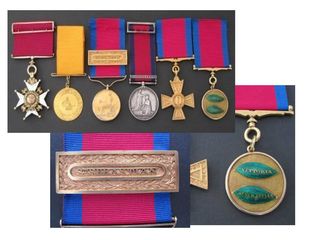 Medallas otorgadas a C.S. Campbell.
Detalle del broche de la Medalla de Oro, y La Medalla de los Comandantes con las dos menciones.
